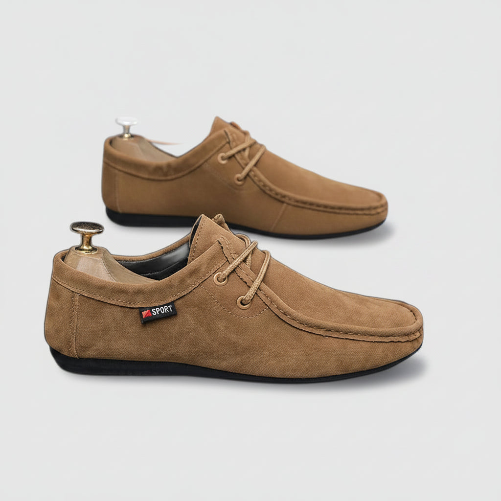 Mocassin nubuck homme élégant en suède marron clair, vue de profil