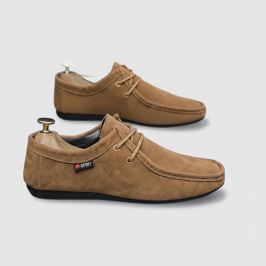 Mocassin nubuck homme élégant en suède marron clair, vue de profil
