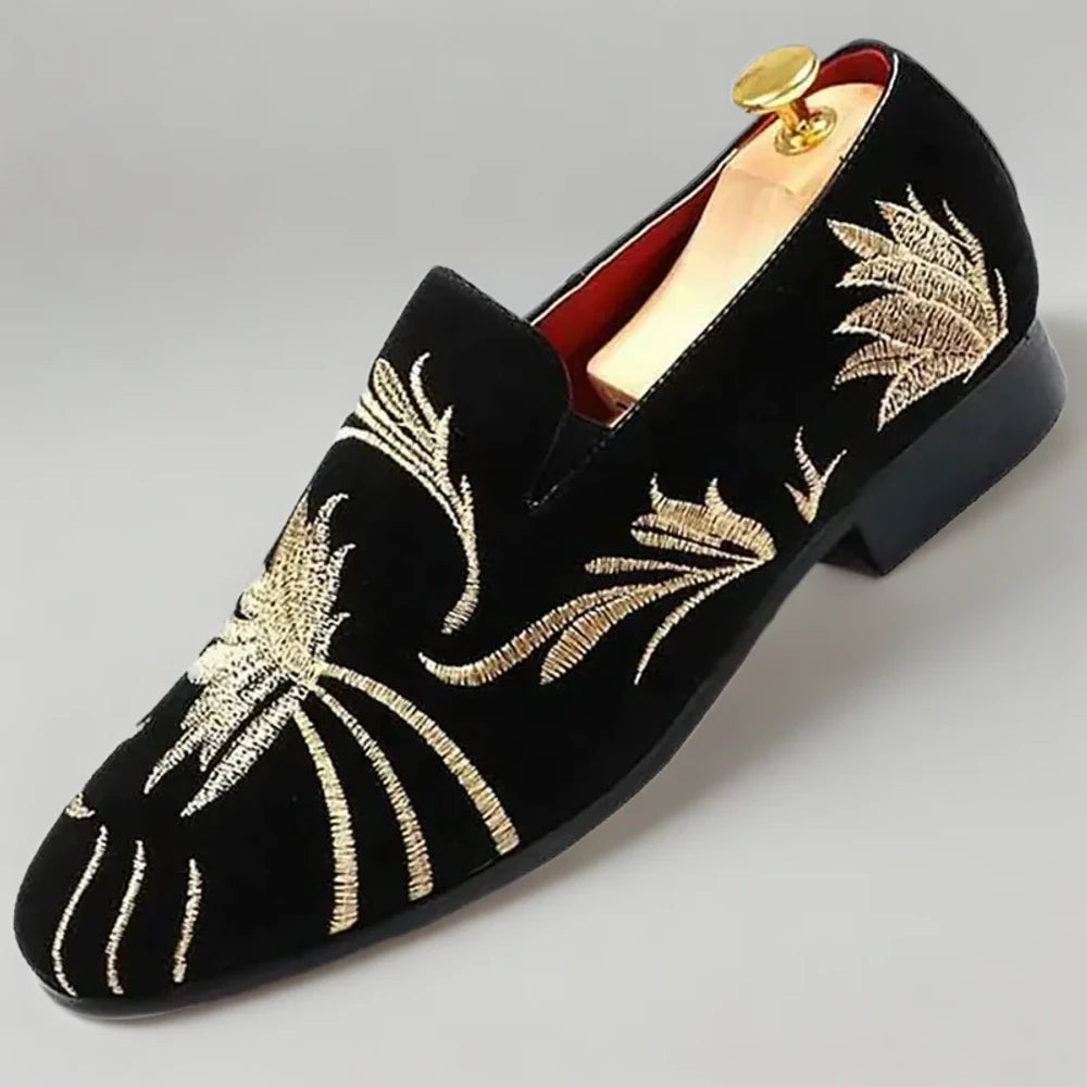 Détail de la broderie délicate sur mocassin orthopédique en daim premium