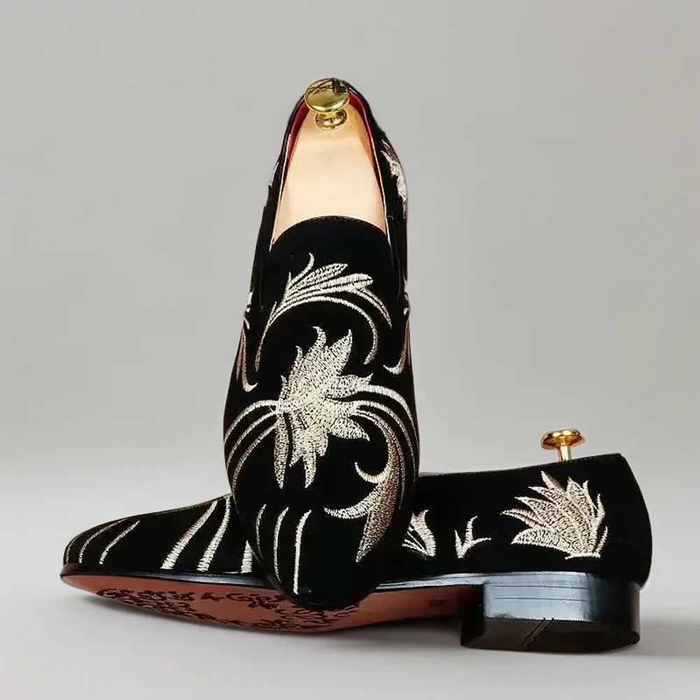 Mocassin orthopédique homme vue dessus, construction daim de qualité avec ornements subtils