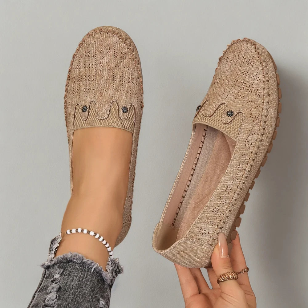 Vue de profil du mocassin femme orthopédique montrant sa structure épousant le pied