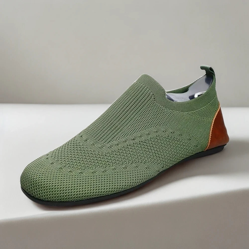 Mocassin ouvert style décontracté porté avec chaussette fine