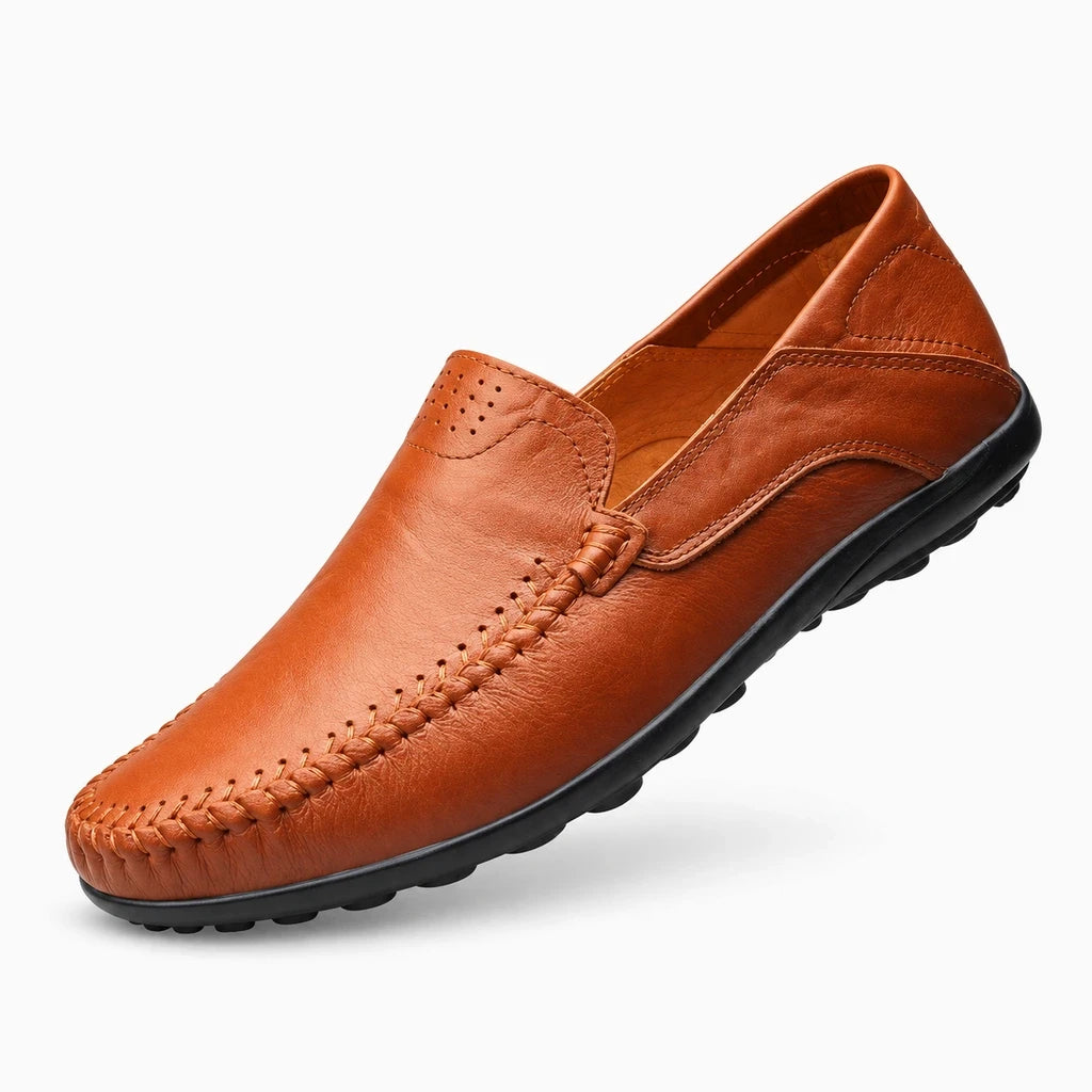 Paire de mocassins peau de vache dans teinte neutre, parfait pour le style quotidien