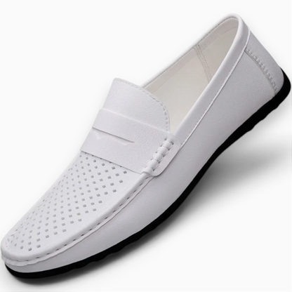 Mocassin penny noir épousant le pied pour une conduite confortable