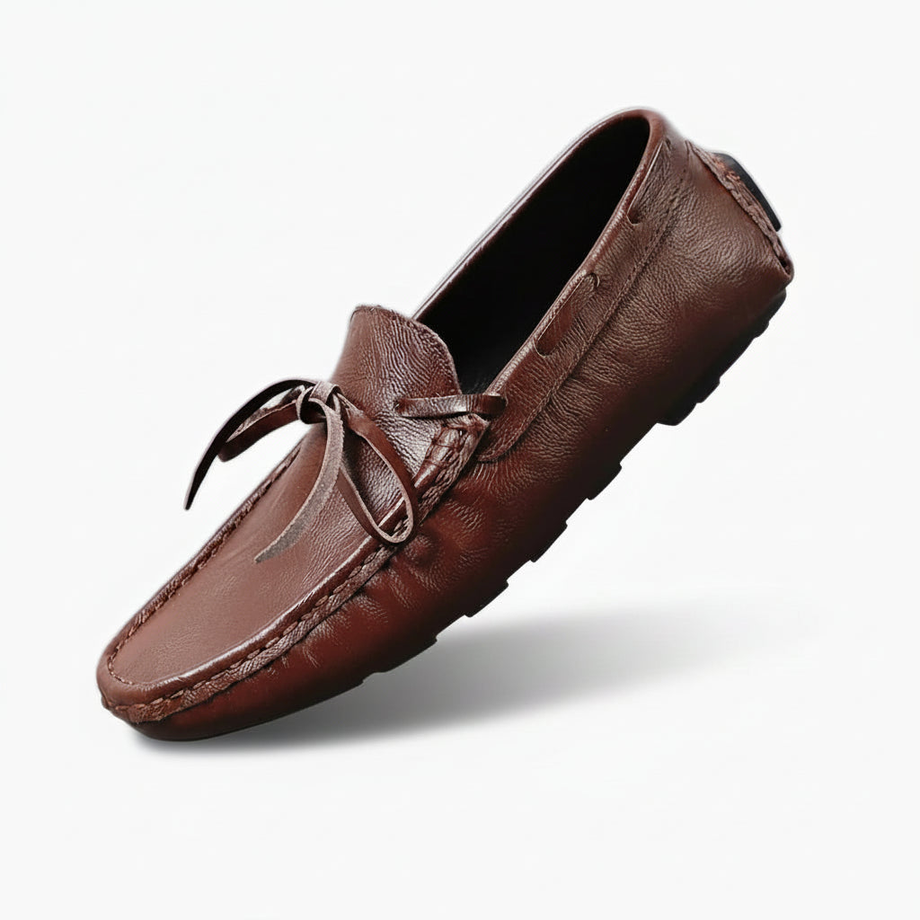 Mocassin penny loafer homme en cuir marron avec pampilles détail