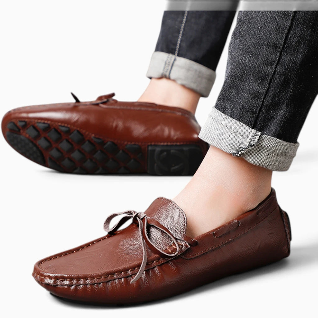 Vue de profil mocassin penny loafer homme marron style décontracté
