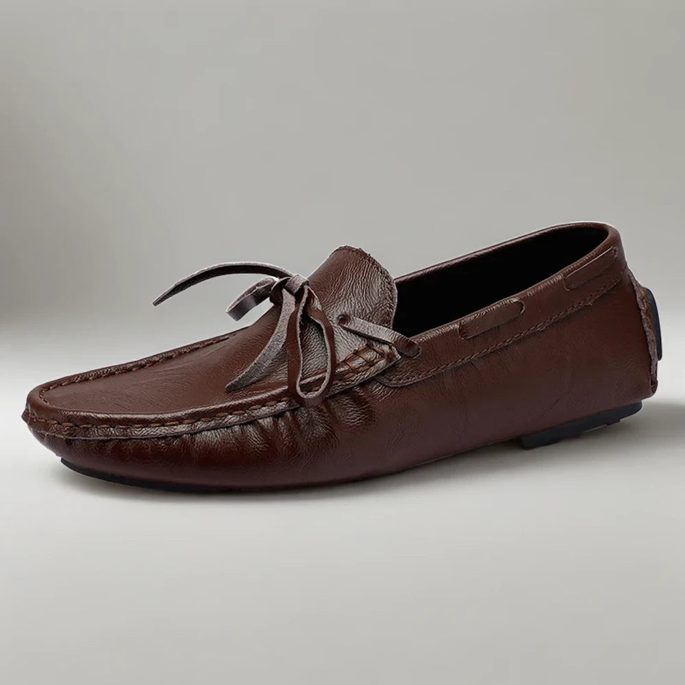Détail gros plan pampilles mocassin penny loafer homme marron