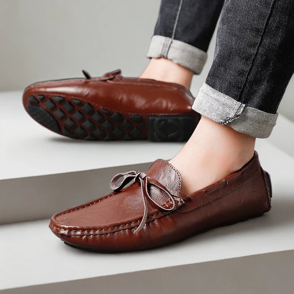 Mocassin penny loafer homme porté en tenue formelle bureau