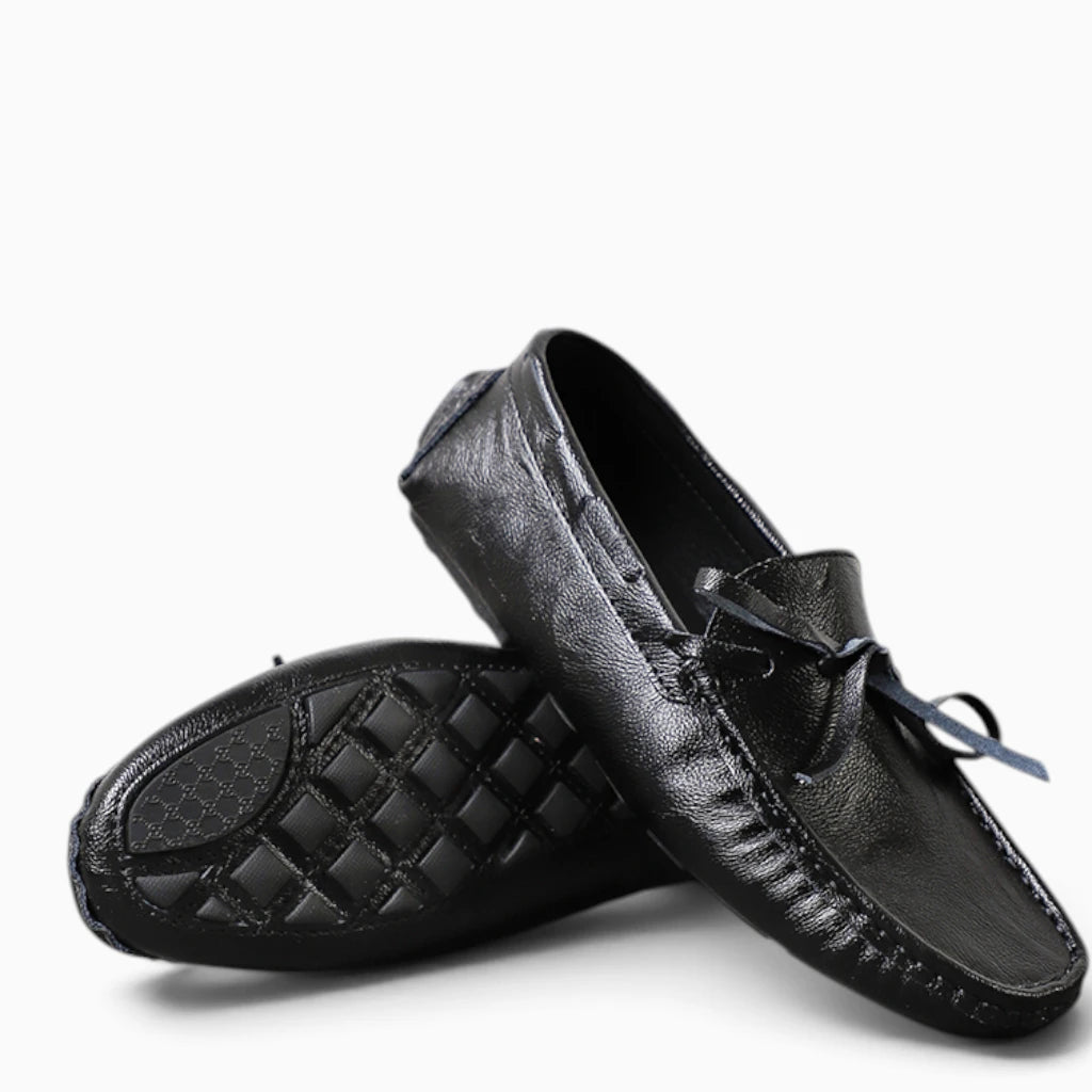 Gros plan pampilles décoratives mocassin penny loafer homme croûte de cuir