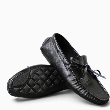 Gros plan pampilles décoratives mocassin penny loafer homme croûte de cuir