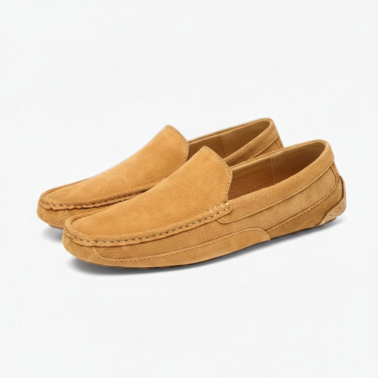 Mocassin à picots en cuir suédé kaki avec semelle bateau, vue de profil
