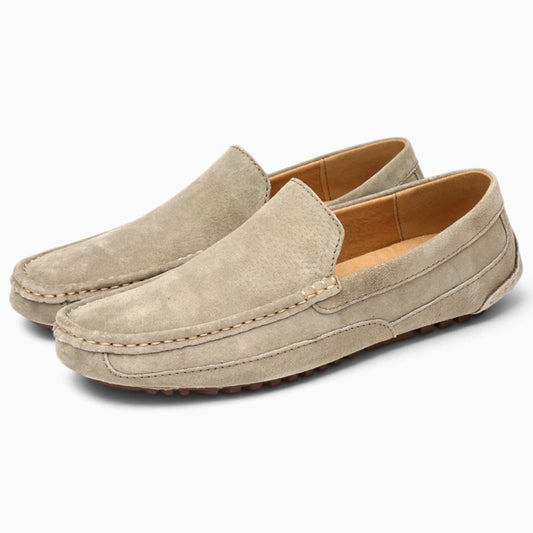 Mocassin à picots en cuir suédé kaki avec semelle bateau et détails de couture régulière