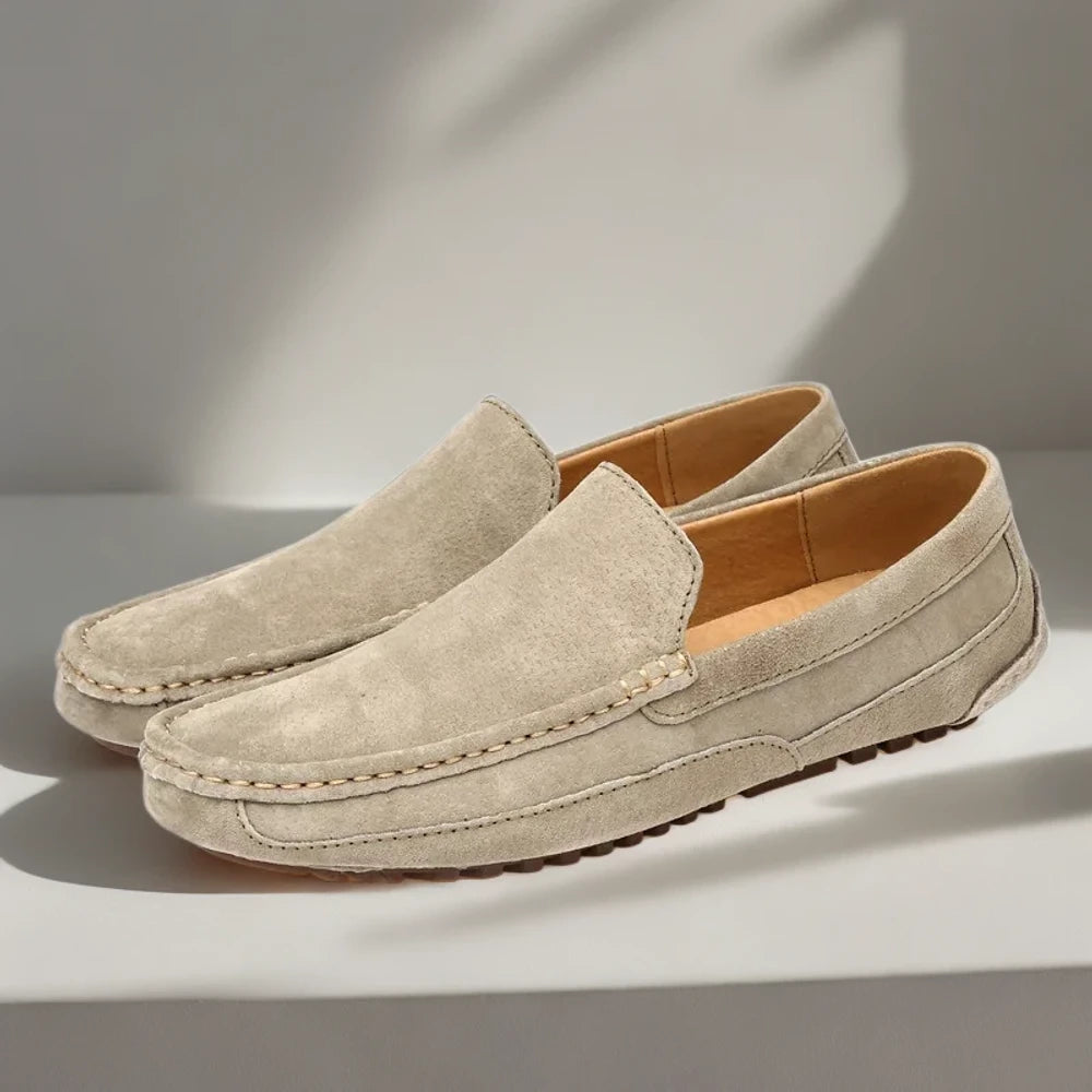Mocassins picots bleu marine détail des coutures et finitions artisanales
