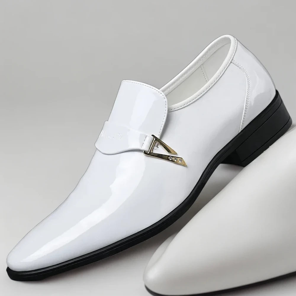 Mocassin picot homme blanc porté en tenue de ville décontractée chic