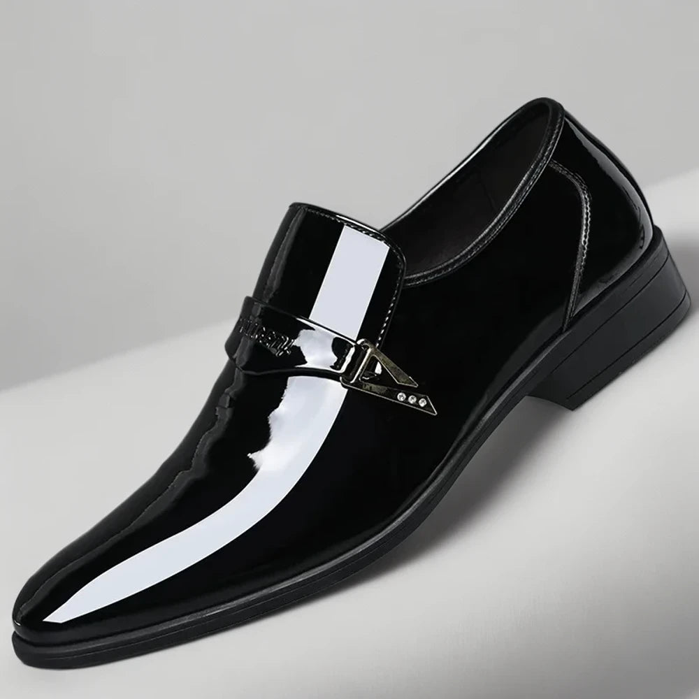 Vue de profil mocassin picot homme avec silhouette épurée et moderne