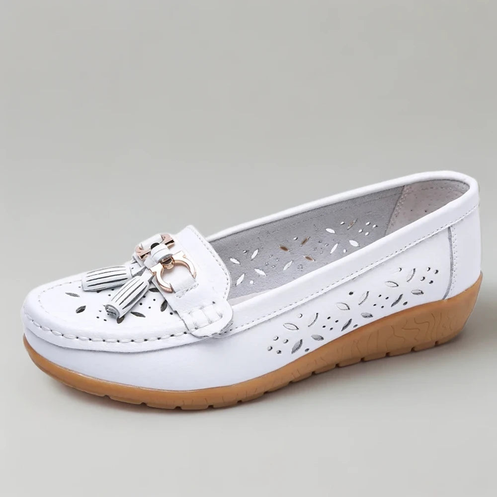 Mocassin pied large cuir porté avec tenue décontractée
