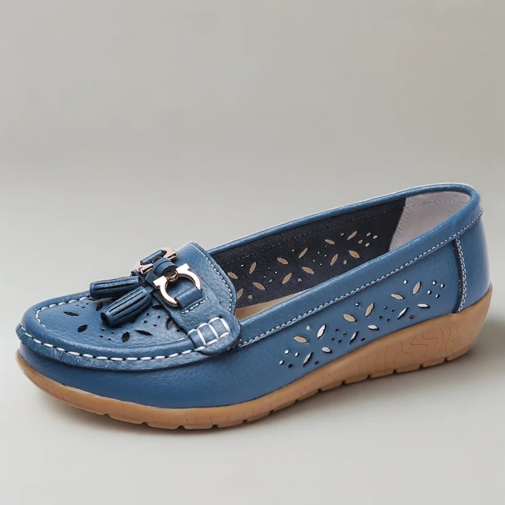 Détail de la semelle compensée du mocassin pied large cuir offrant stabilité