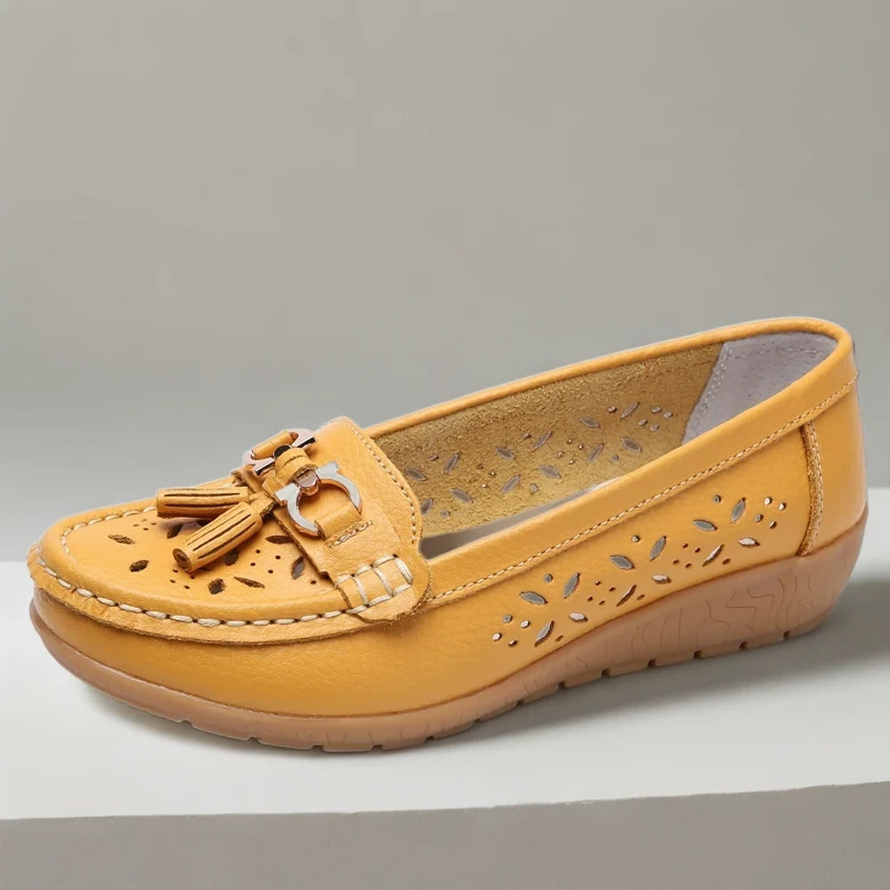 Gros plan sur la texture du cuir souple du mocassin pied large