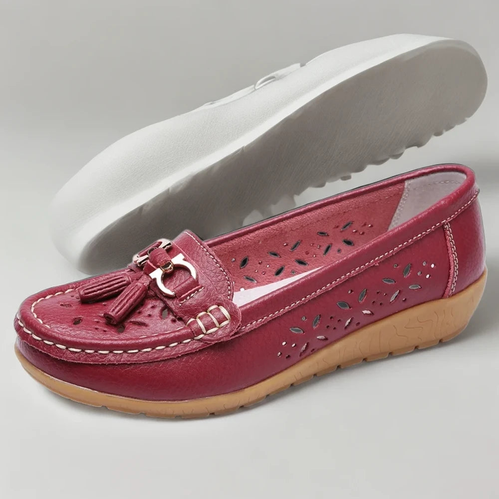 Mocassin pied large cuir en teinte audacieuse avec silhouette féminine