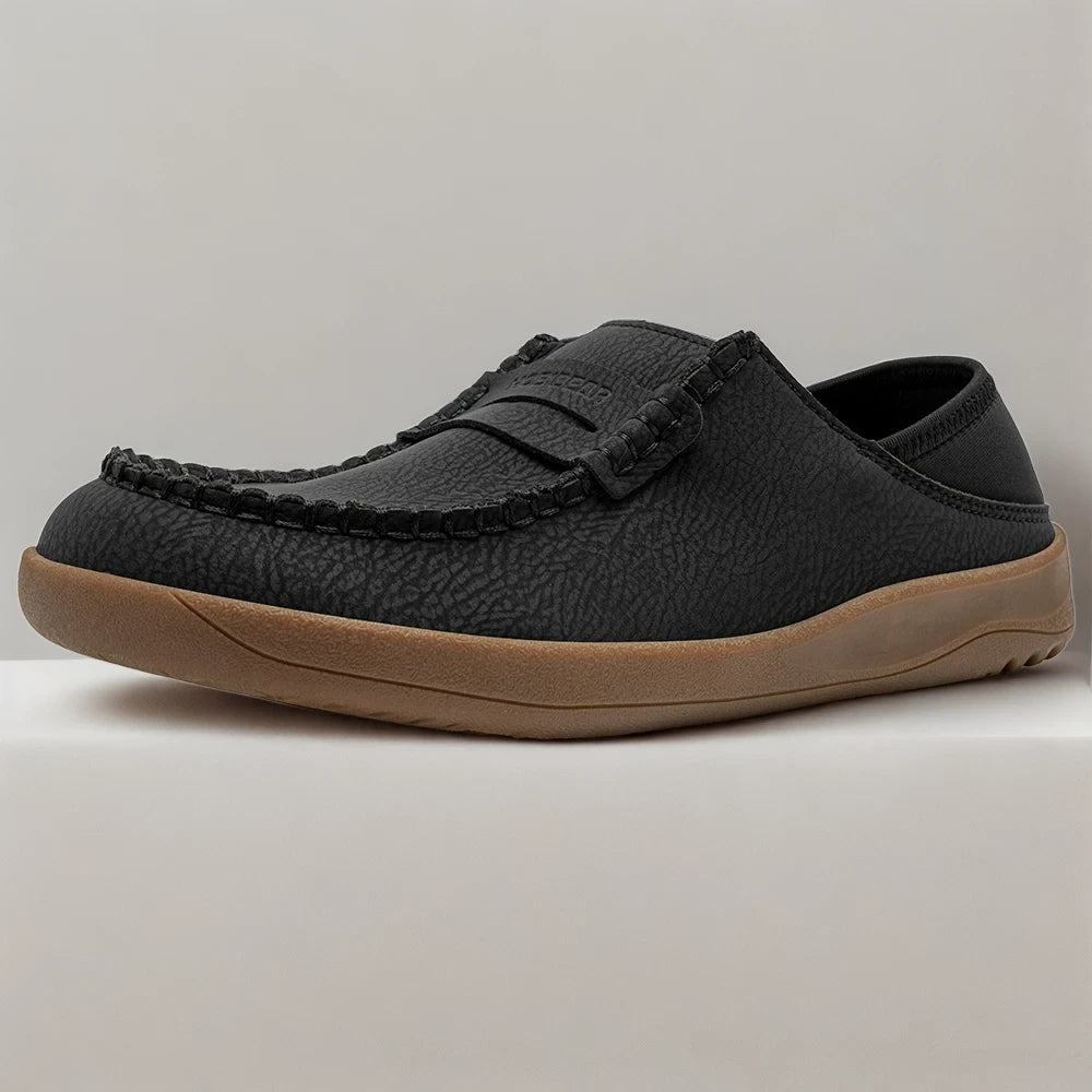 Mocassin femme pour pieds larges en beige porté avec tenue décontractée journalière