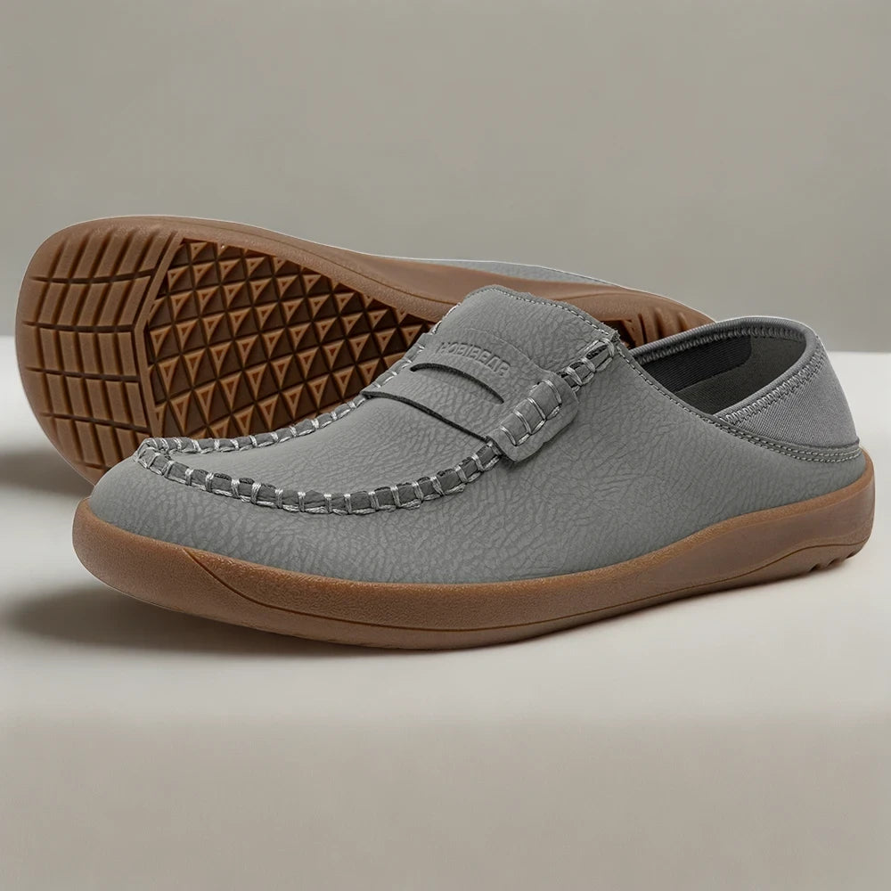 Profil latéral du mocassin pied large femme montrant la coupe épousant le pied