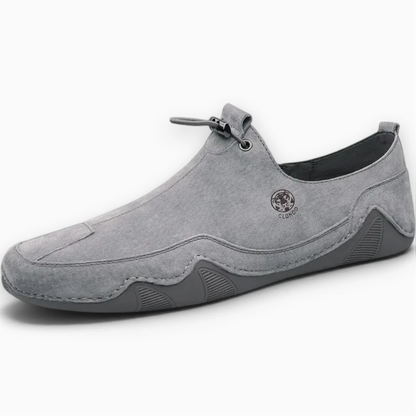 Mocassins plats gris clair vue de dessus sur surface neutre