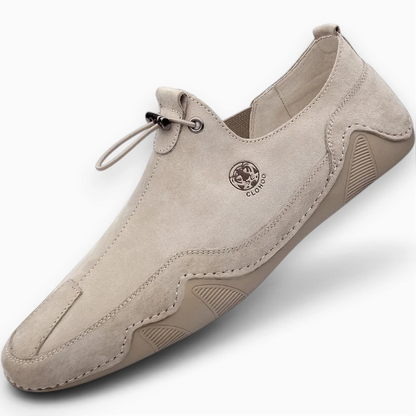 Mocassin plat porté au bureau avec costume décontracté