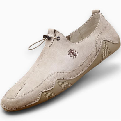 Paire de mocassins plats kaki et gris alignés côte à côte