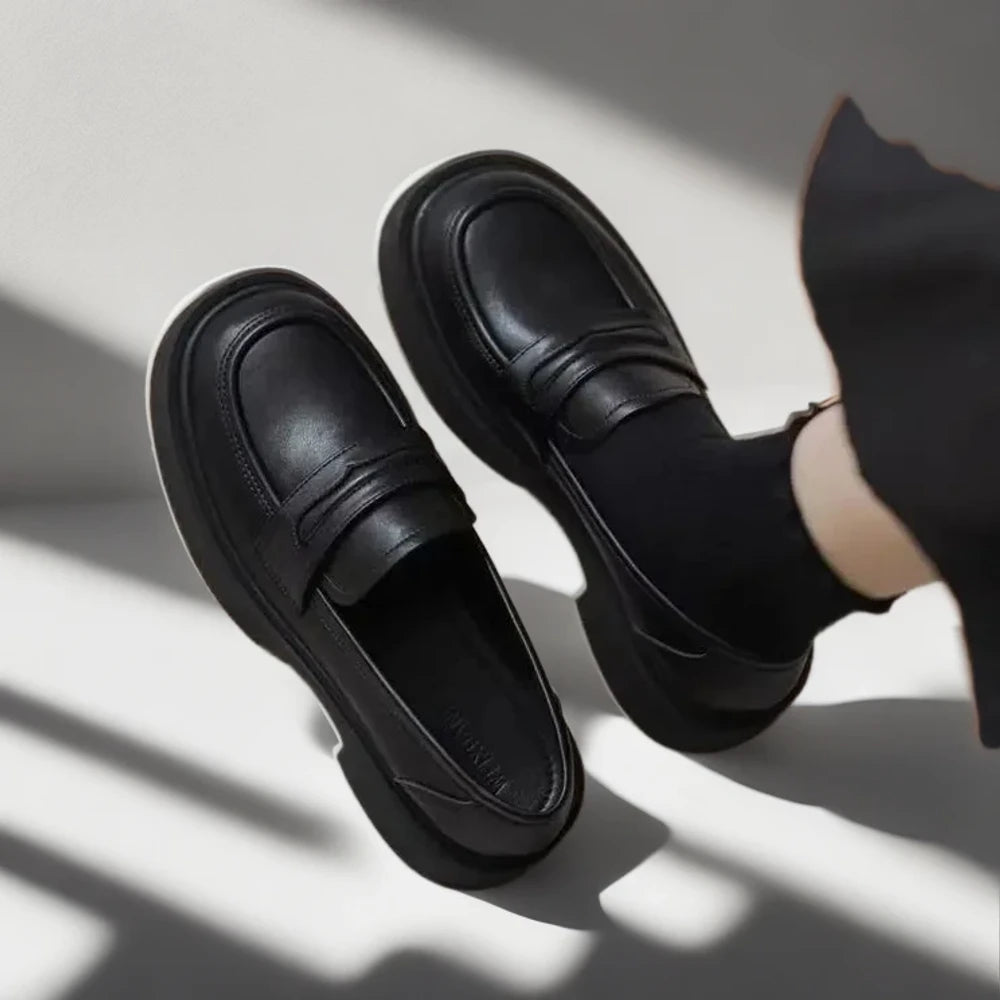 Mocassin femme plat marron rougeâtre vue de profil sur plateforme