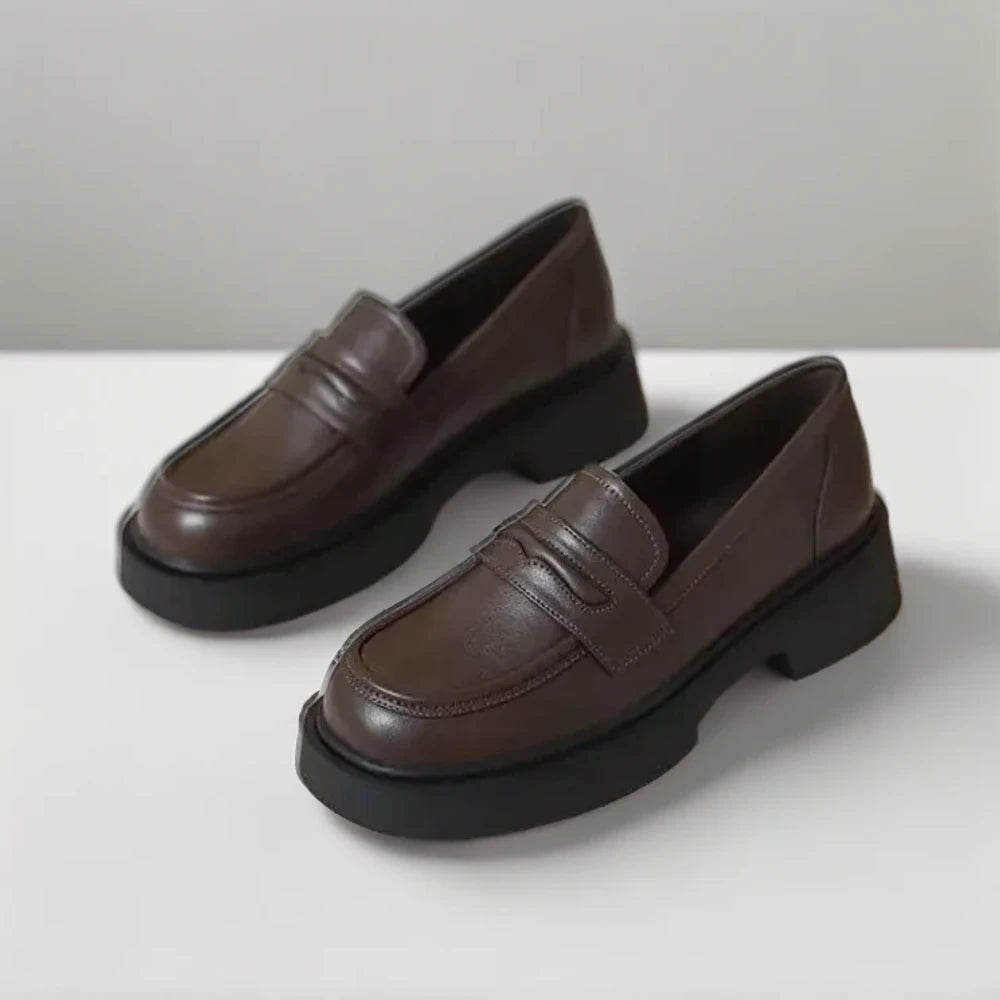 Détail de l'enfilage sans lacet du mocassin confort femme