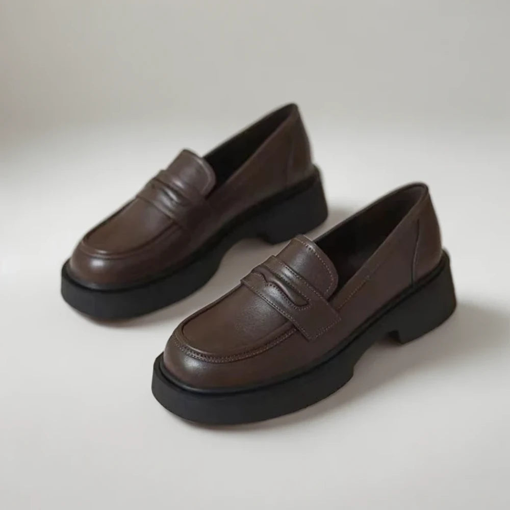 Mocassin plat femme porté en tenue de bureau professionnelle