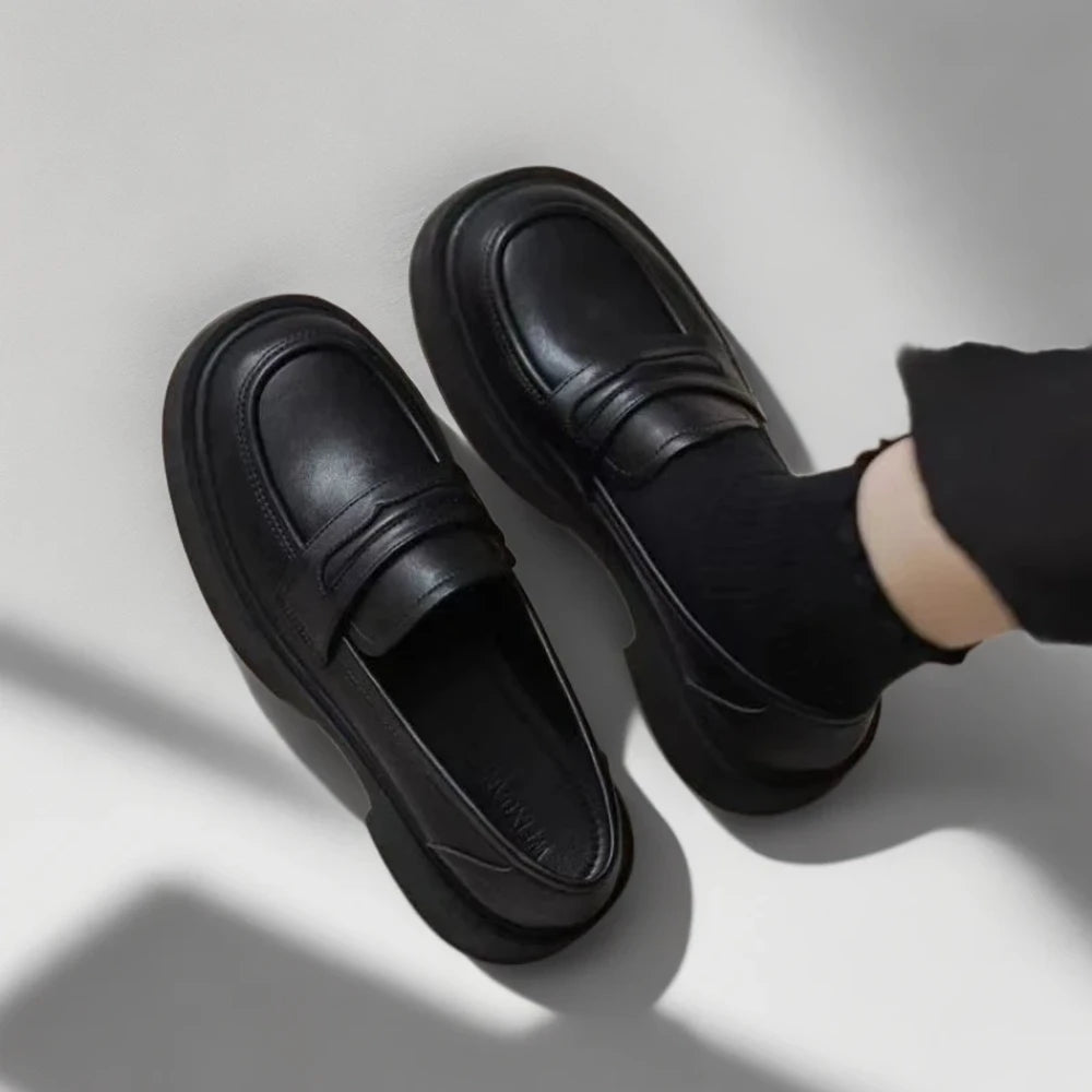 Mocassin femme plat en marron rougeâtre adapté look urbain