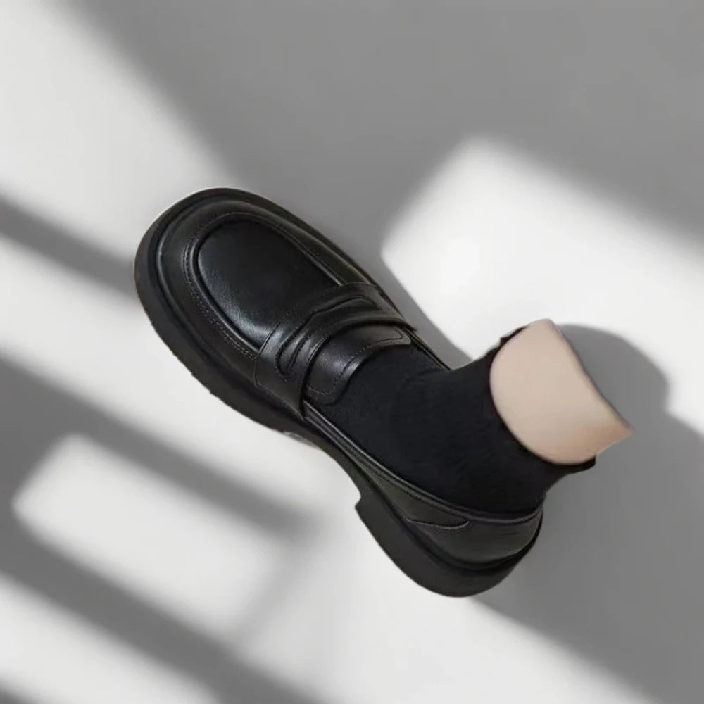 Vue de dessus mocassin plateforme femme noir élégant et discret