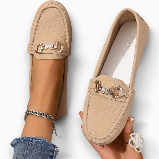 Mocassin plat femme avec bout rond et mors doré, design sans lacet
