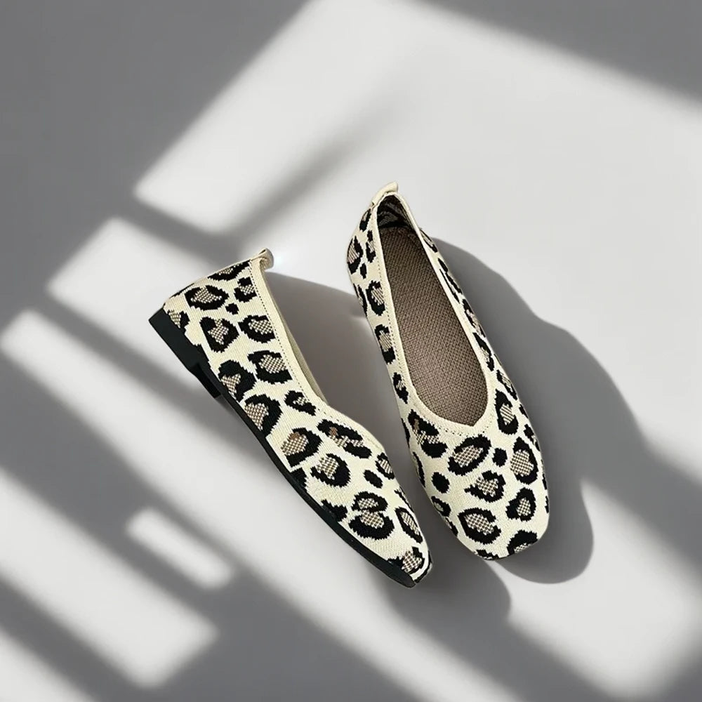 Détail du tissage tricot du mocassin plat femme motif animal
