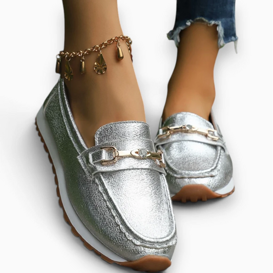 Mocassin plateforme avec chaîne dorée et argentée sur l'empeigne, vue de face