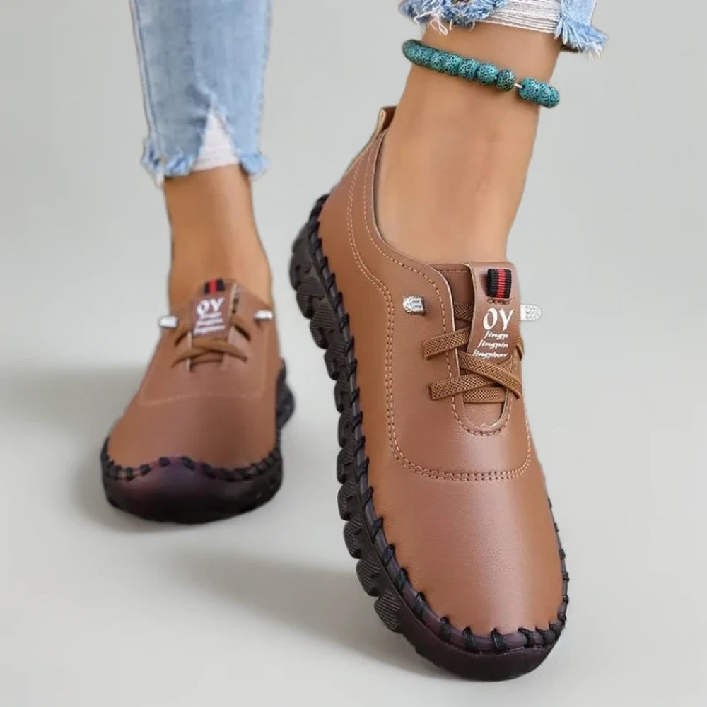 Détail du cuir souple du mocassin plateforme femme enveloppant le pied confortablement