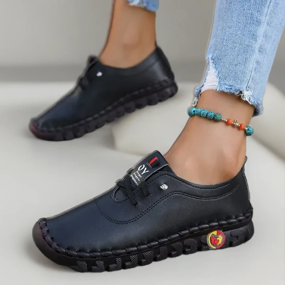 Mocassin plateforme femme cuir blanc brillant porté avec tenue décontractée