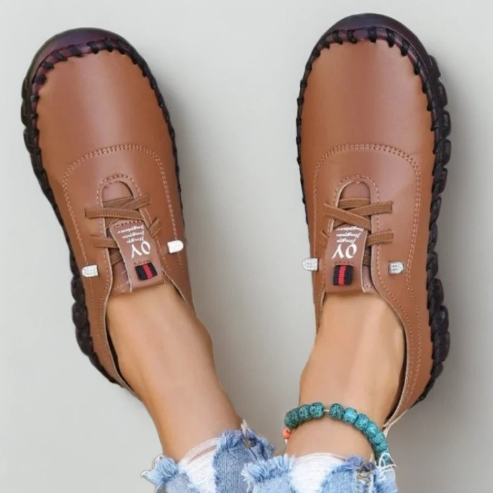 Mocassin plateforme femme cuir rouge vif associé à une garde-robe élégante