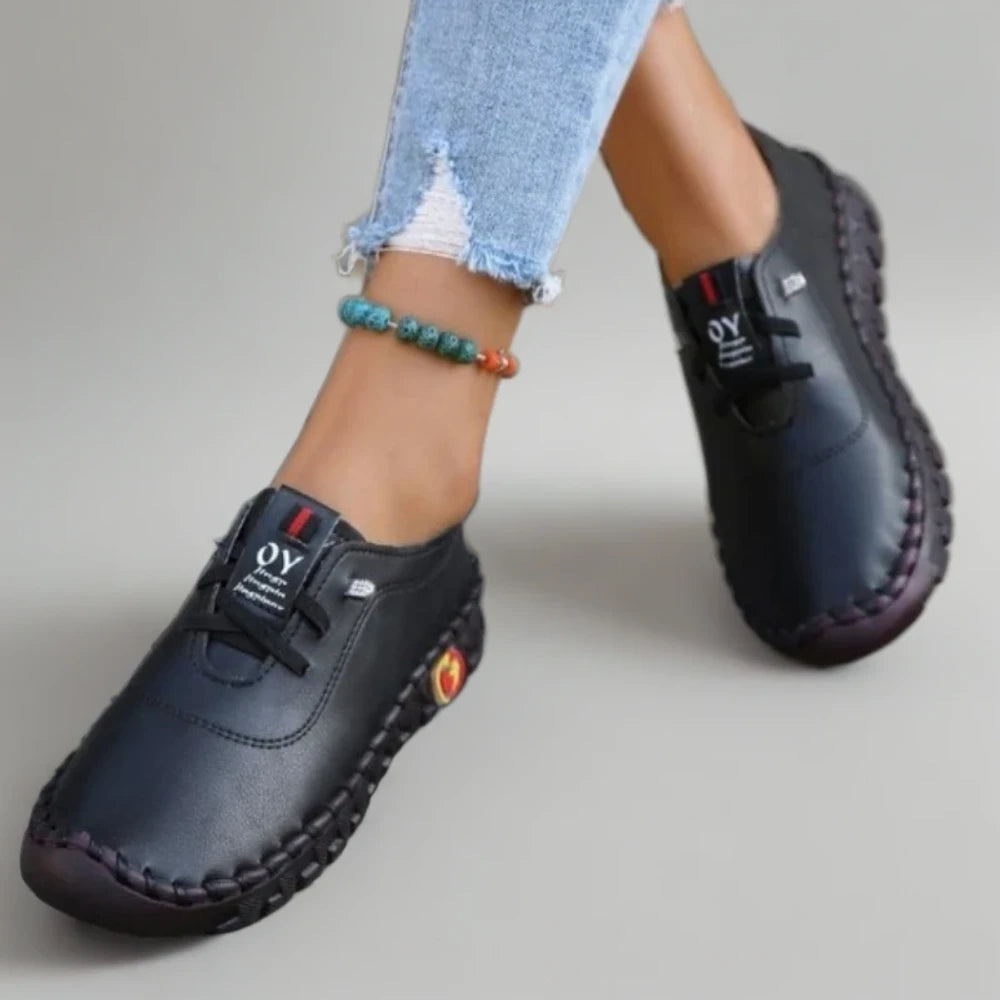 Gros plan sur la construction du mocassin plateforme femme en cuir premium