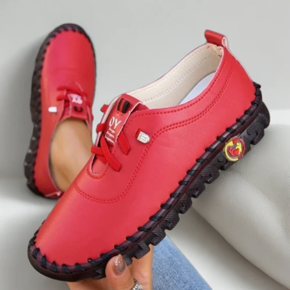 Mocassin plateforme femme cuir noir porté en tenue professionnelle soignée