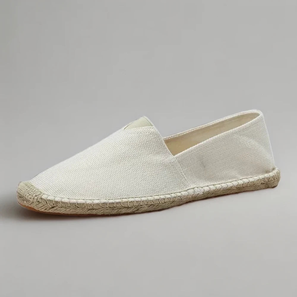 Mocassin plateforme homme gris clair porté avec jean décontracté