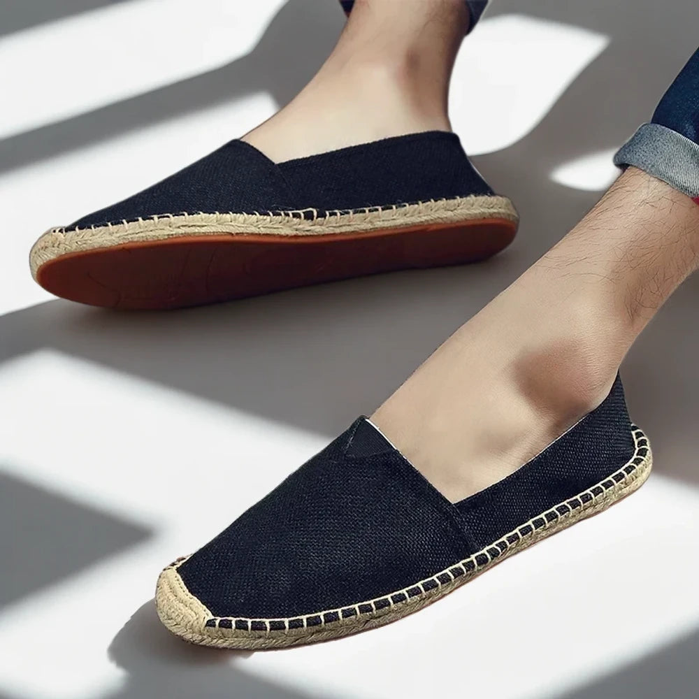 Mocassins homme plateforme noirs associés à un pantalon chino beige