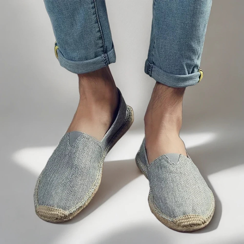 Mocassin plateforme homme blanc avec chaussettes portées en extérieur