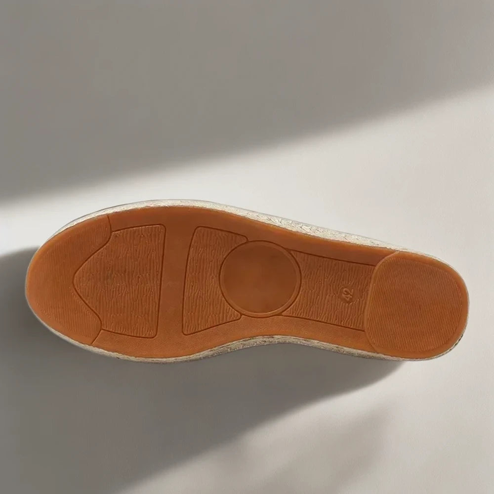 Mocassin plateforme homme noir montrant la souplesse de la matière