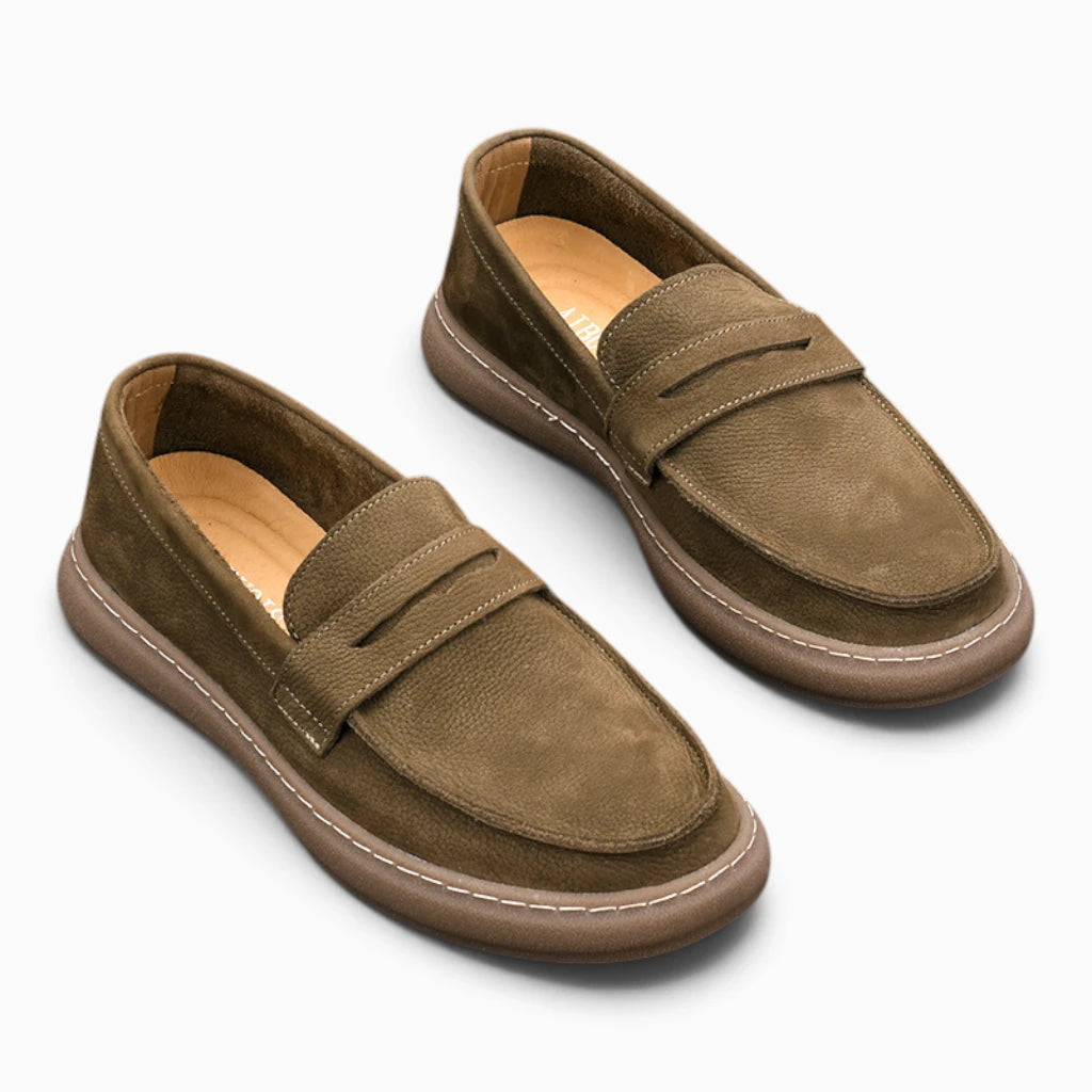 Mocassin nubuck homme marron clair, vue de profil montrant la silhouette élégante et épurée