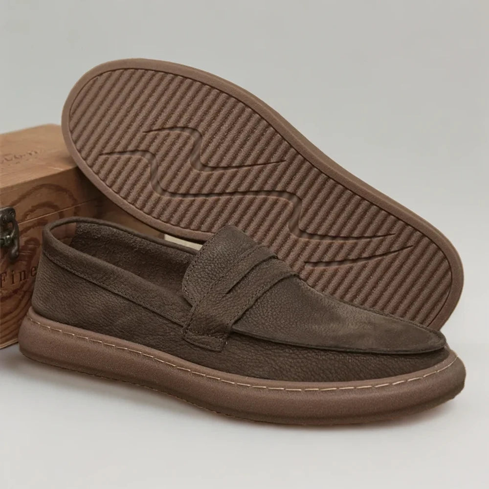 Mocassin plissé homme couleur kaki, porté en tenue décontractée urbaine