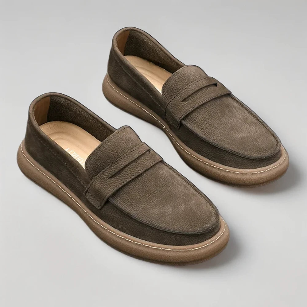 Mocassin plissé luxe italien en cuir, silhouette légère et épurée de profil