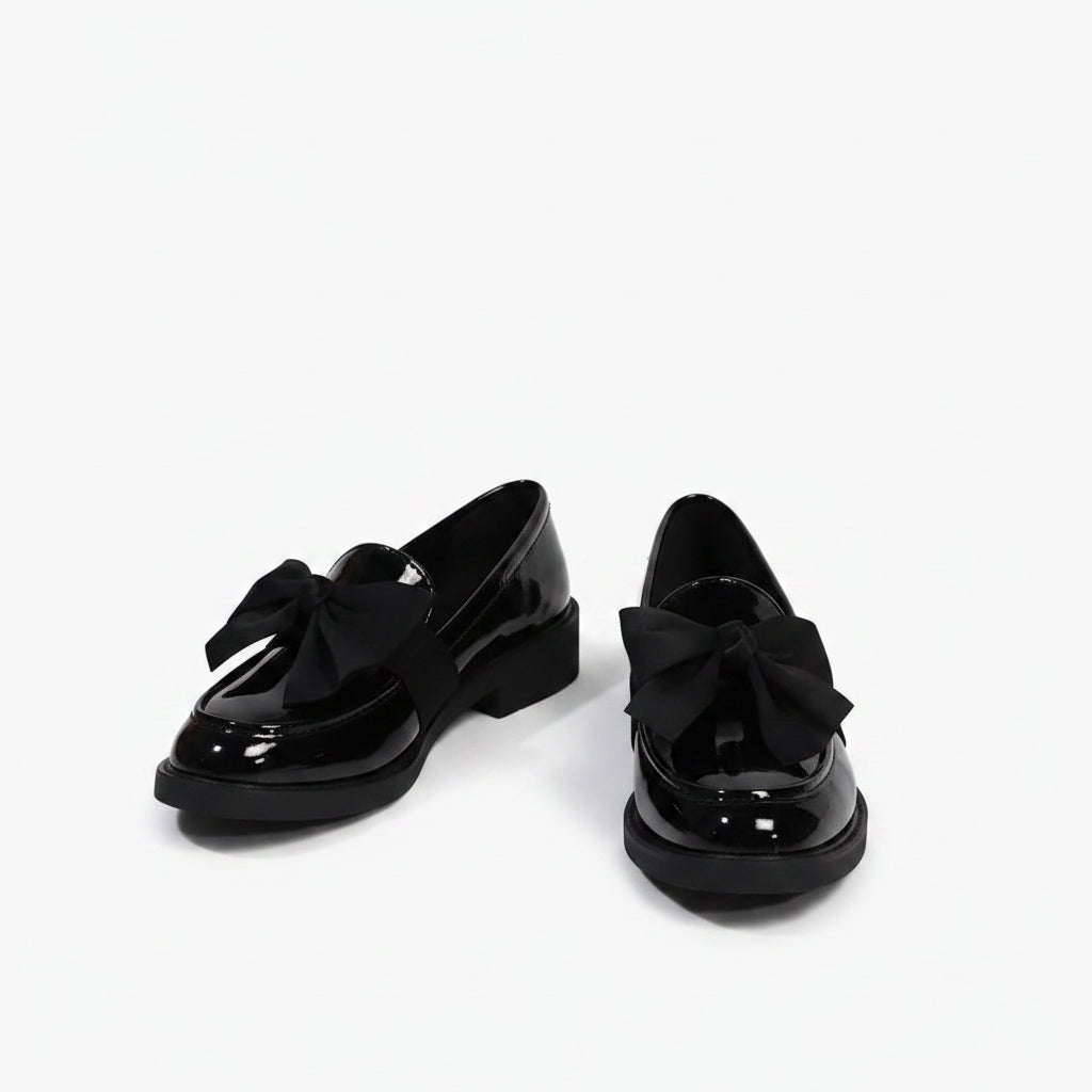 Mocassin plissé femme en cuir verni noir avec nœud papillon élégant