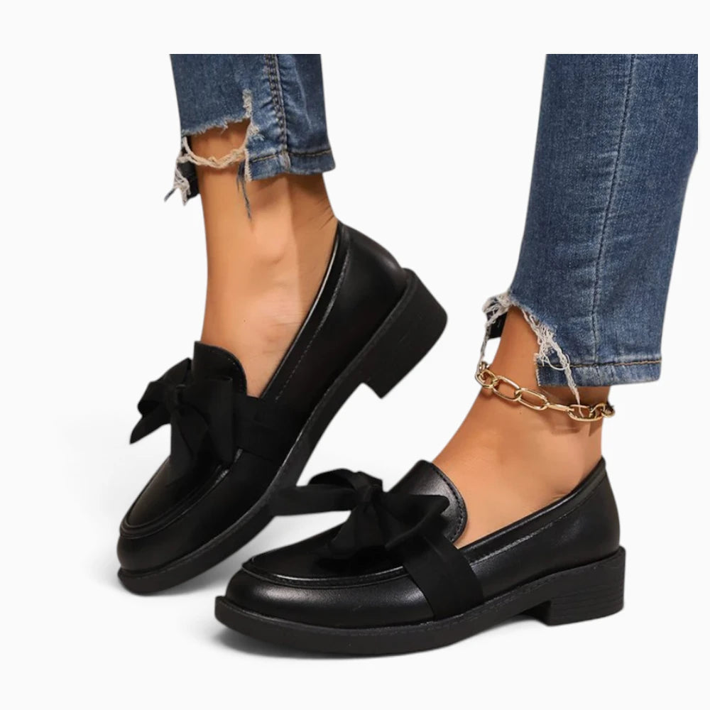 Mocassin plissé femme en cuir verni noir avec nœud papillon élégant